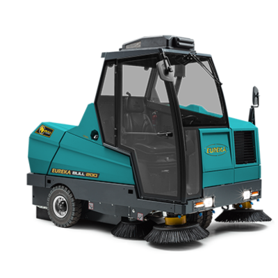 BULL 200 – HGK LPG THE RIDE-ON SWEEPER, WITH DIRECT FORWARD THROW AND A FRONT DRIVING POSITION.